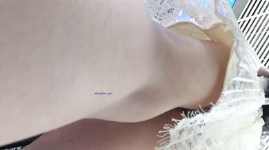 【最新极品抄底】超高质量机场地铁抄底惊现无内小美女 白嫩丰臀太紧致内内夹逼缝里了 (24)